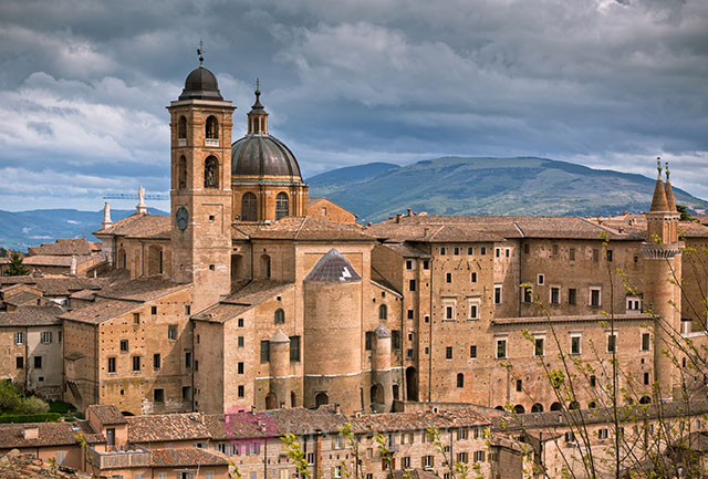 Historisches Zentrum von Urbino und Küste von Pesaro